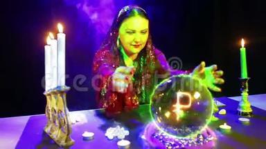 在魔术沙龙里的吉普赛人用水晶球进行魔术，从水晶球中出现了火号卢布